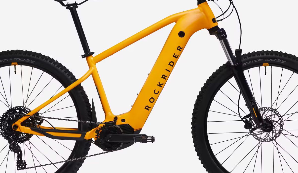 cadre orange du VTT électrique Rockrider E-EXPL 520 avec batterie intégrée