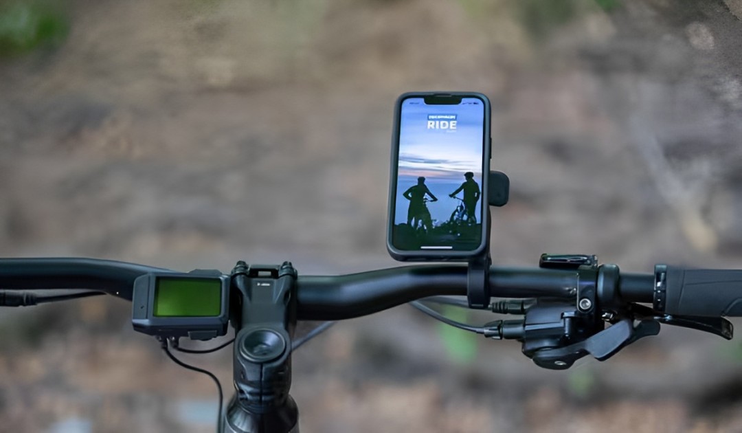 application Décathlon Ride sur smartphone positionné sur le VTT électrique semi-rigide Rockrider E-EXPL 700