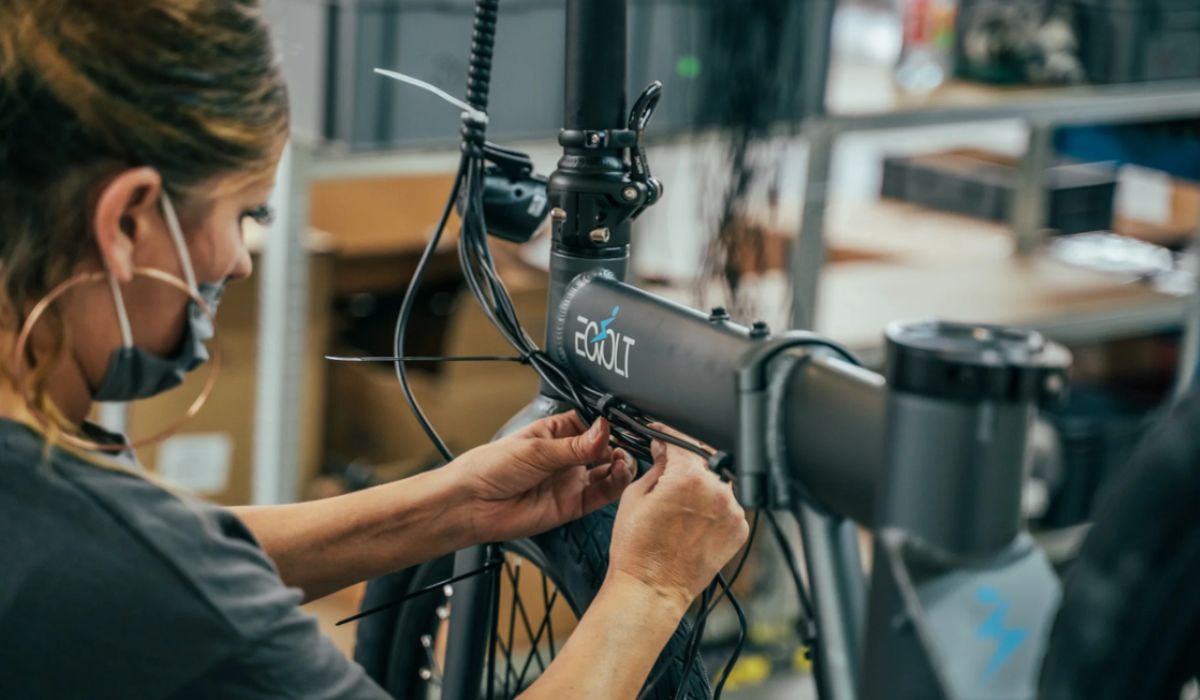 contrôle d'un vélo eovolt en usine