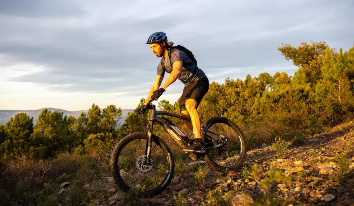 le VTT Rockrider E ST900 en utilisation