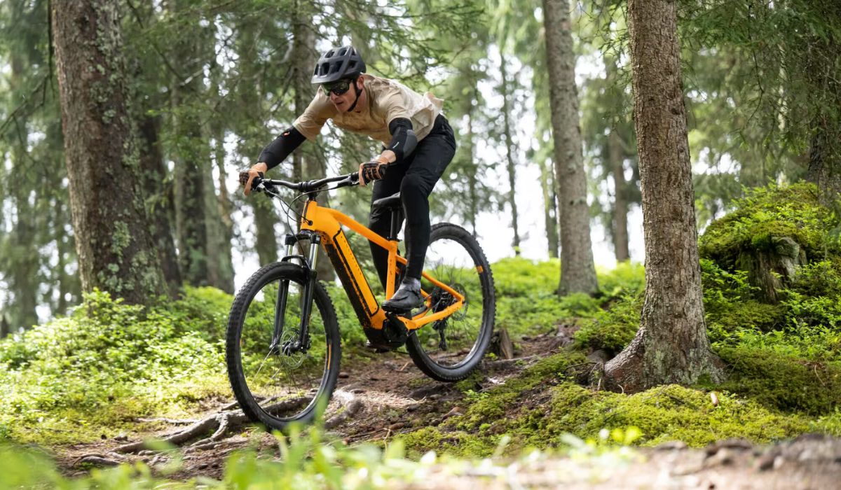 le VTT électrique Rockrider E EXPL 520 doté d'un capteur de couple en utilisation