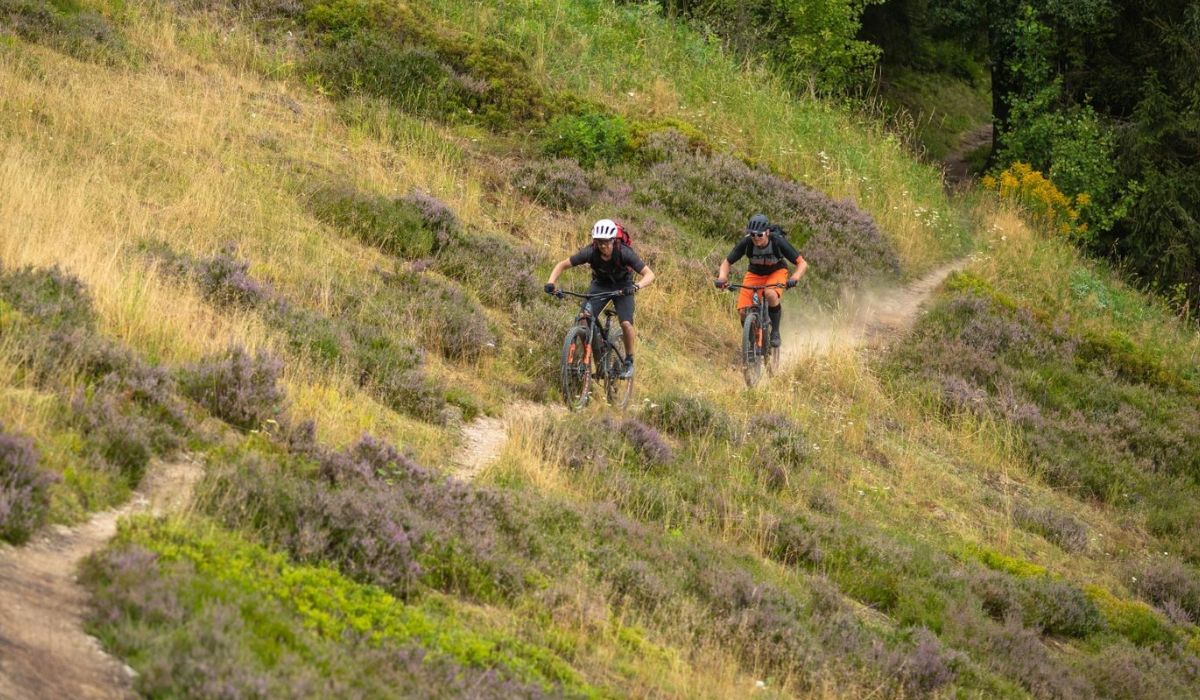 le VTT électrique Stereo Hybrid 140 HPC SLT 750 doté d'un capteur de couple en utilisation
