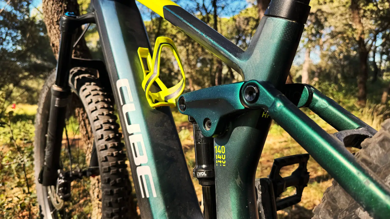 detail cadre cube stereo hybrid 140