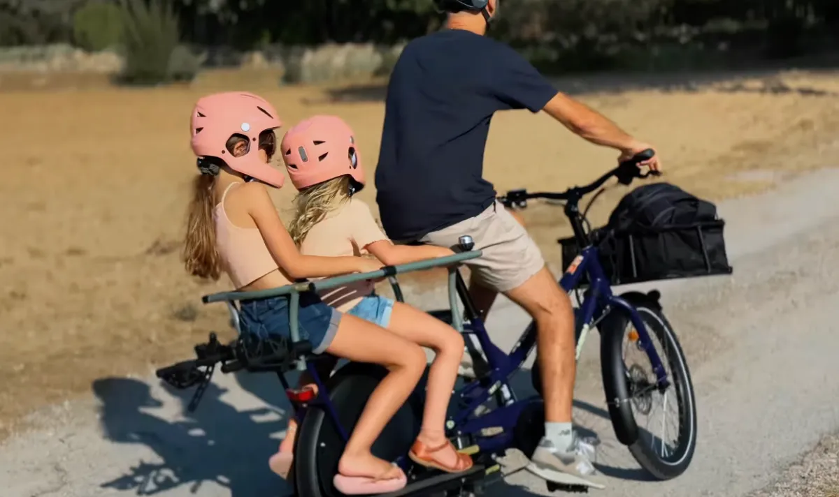 2 enfants sur yuba kombi